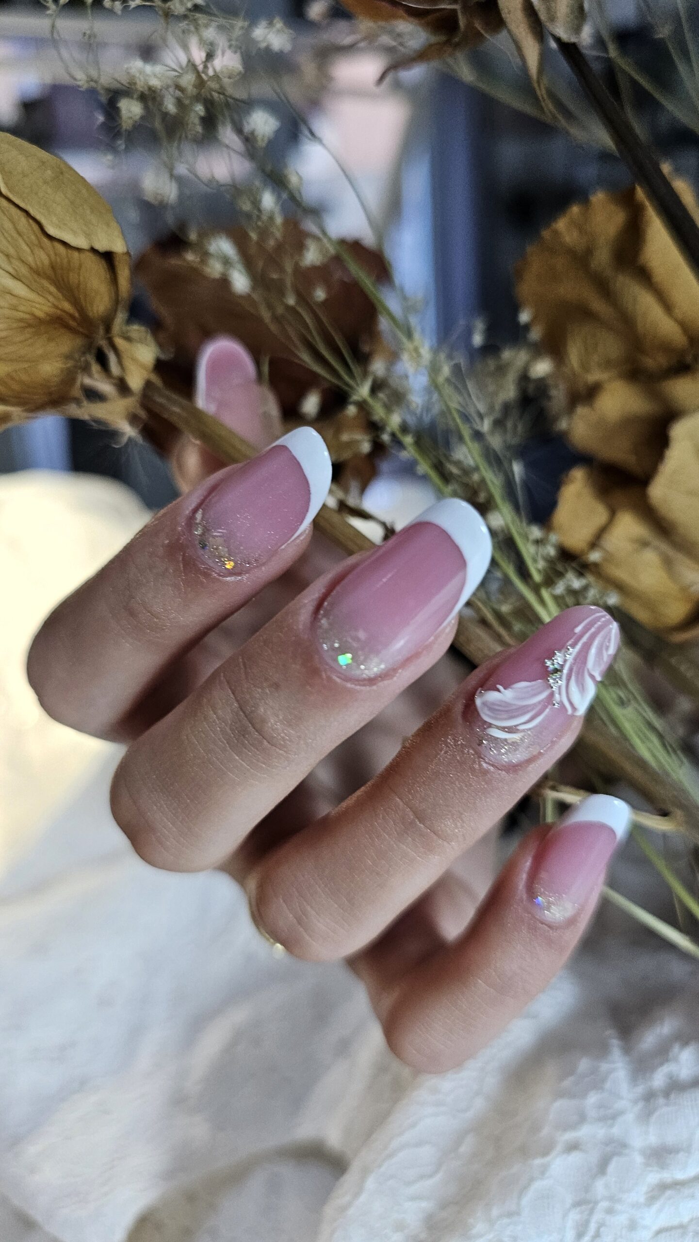 Ricostruzione Unghie a Ferrara con Ampava Nails: La scelta professionale per mani impeccabili!